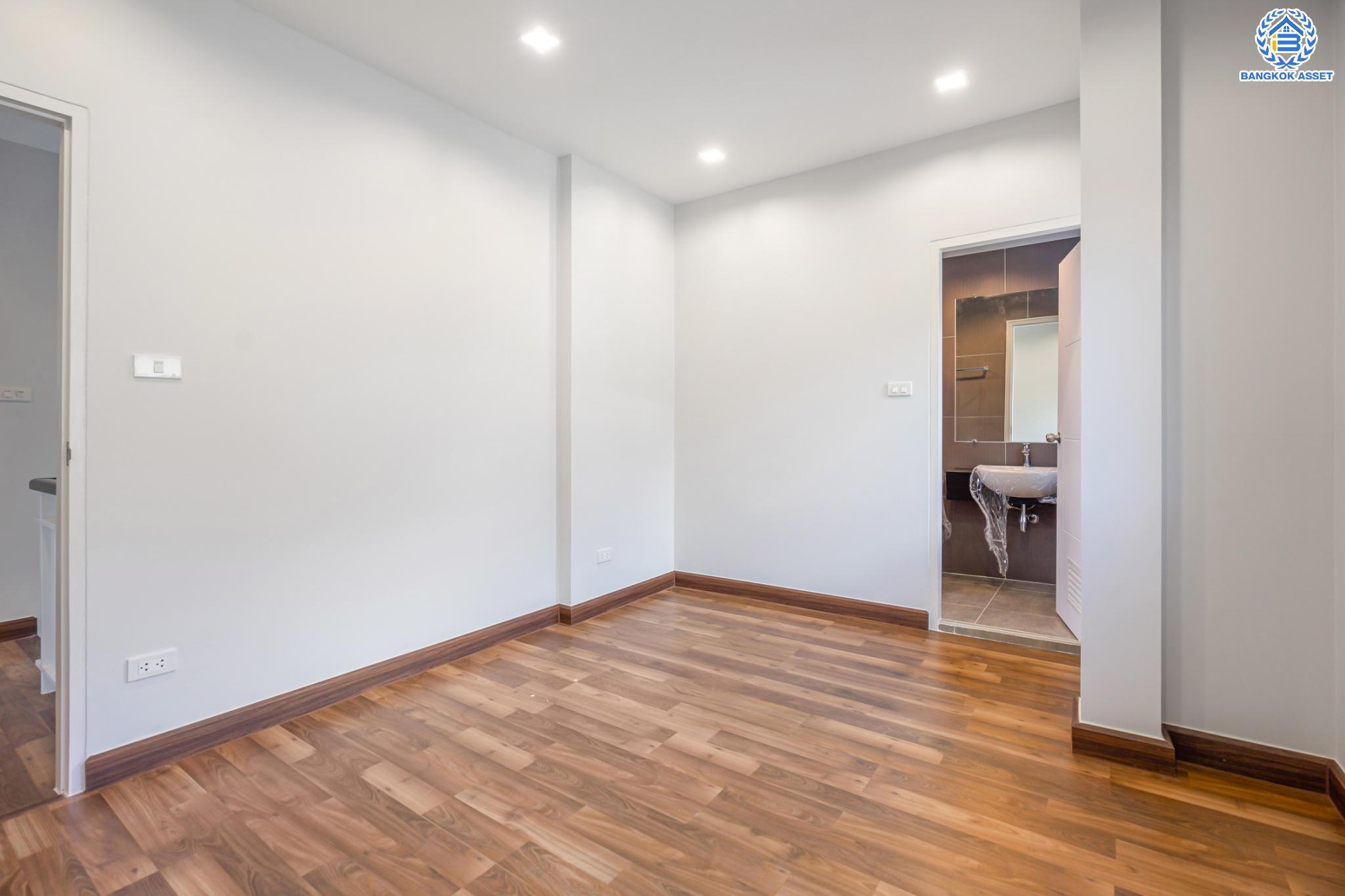 บ้านมือสองตกแต่งใหม่ ม.เศรณี คาซ่า ดอนเมือง บ้านเดี่ยว หลังมุม เนื้อที่ 56.2 ตร.ว. ฟังก์ชันจัดเต็ม 5 ห้องนอน 5 ห้องน้ำ 1 ห้องอเนกประสงค์ จอดรถได้ 2 คัน พร้อมมีพื้นที่สีเขียวที่ให้คุณจัดมุมพักผ่อนเล็กๆ ได้ชิลๆ ราคาคุ้มสุดในย่านนี้! ใกล้สนามบินดอนเมือง, ทางด่วน "ศรีสมาน" และรถไฟฟ้าสายสีแดง "สถานีดอนเมือง"